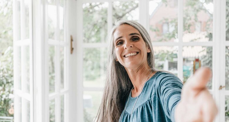 lachende Frau mit grauen Haaren | © Getty Images/Westend61