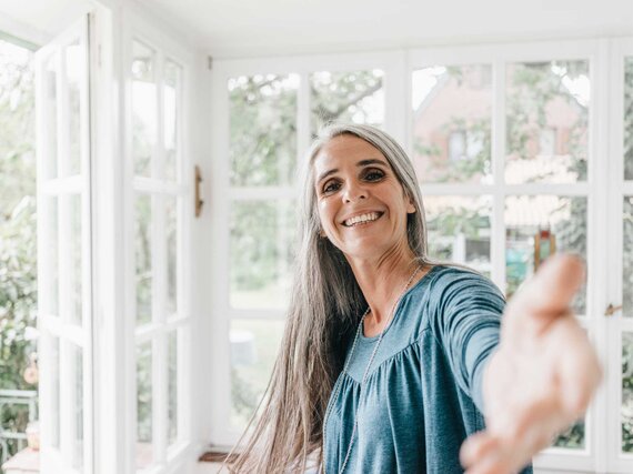 lachende Frau mit grauen Haaren