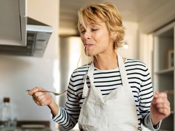 Person kocht und isst Pasta | © Getty Images/Westend61