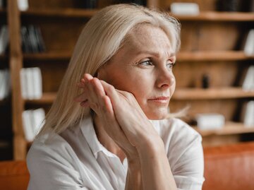 Ältere Frau schaut nachdenklich | © Getty Images/Inside Creative House