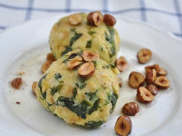 Zwei Knödel mit Bärlauch, garniert mit Haselnüssen | © Getty Images/A_Lein