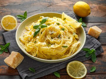 Ein Teller Linguine mit Parmesan und Zitrone | © Getty Images/DronG