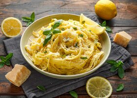 Ein Teller Linguine mit Parmesan und Zitrone