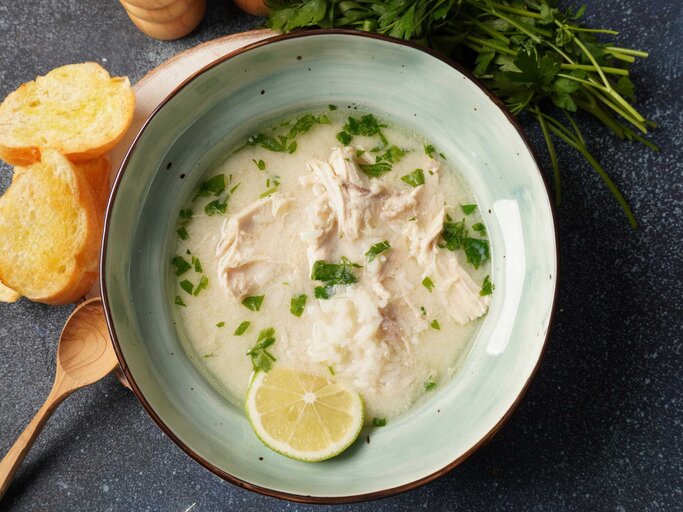 Wunderbar erfrischend: Rezept für griechische Zitronen-Hühnersuppe ...