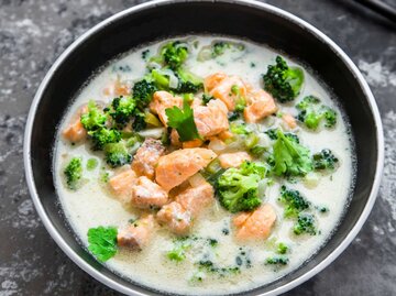 Brokkoli Suppe mit Lachs | © Getty Images/Westend61