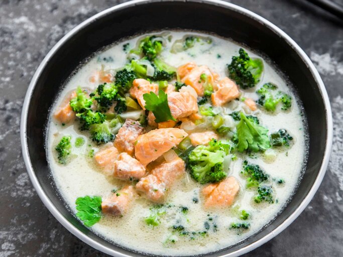 Brokkoli Suppe mit Lachs | © Getty Images/Westend61