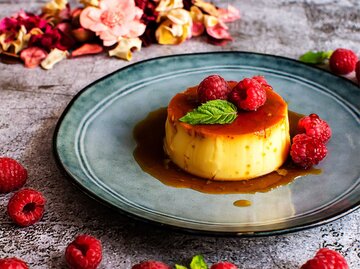 Eine Crème-brûlée-Tarte mit frischen Früchten dekoriert | © Getty Images/yanzappa