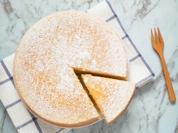 Joghurtkuchen mit Puderzucker | © Getty Images/p_saranya