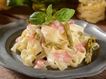 Pasta mit Lachs und Spargel | © Getty Images/Piotr Krzeslak