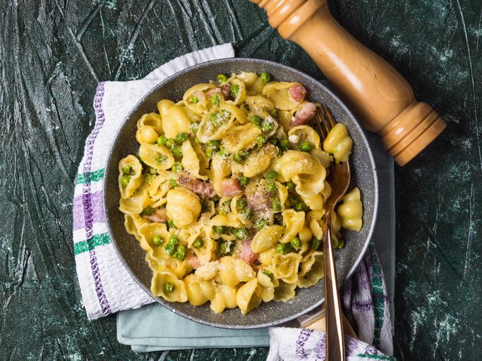 Orecchiette mit Erbsen und Speck | © Getty Images/tenkende