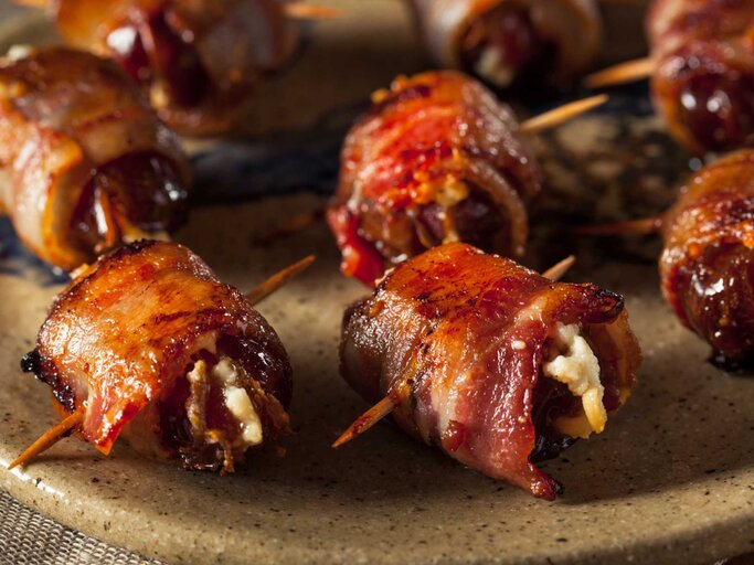 Perfekt als Fingerfood: Datteln mit Ziegenkäse-Füllung im Speckmantel