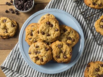 Hausgemachte Chocolate Chip Cookies auf einem hellblauen Teller | © Getty Images/bhofack2