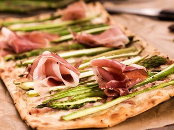 Flammkuchen mit Spargel und Schinken | © Getty Images/GMVozd