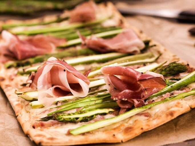 Flammkuchen mit Spargel und Schinken | © Getty Images/GMVozd