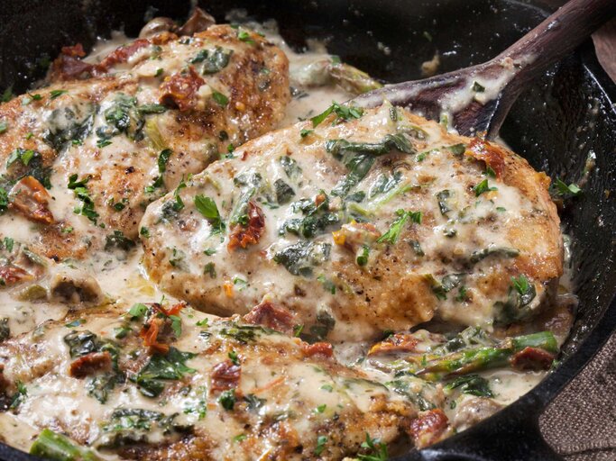 Gegen den großen Hunger: Cremige Hähnchen-Pfanne mit Spinat