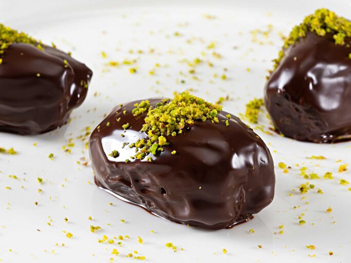 Schokoladen umhüllte Datteln | © Getty Images/BURCU ATALAY TANKUT