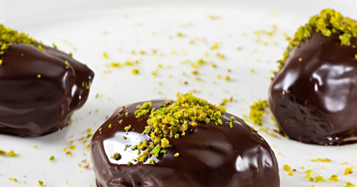 Süßer Snack: Datteln mit Erdnuss-Füllung im Schokoladenmantel