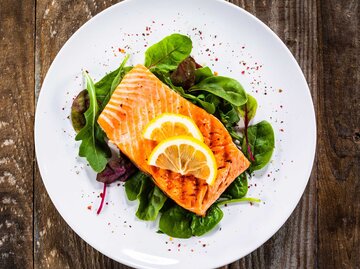 Lachs auf Feldsalat | © Getty Images/gbh007