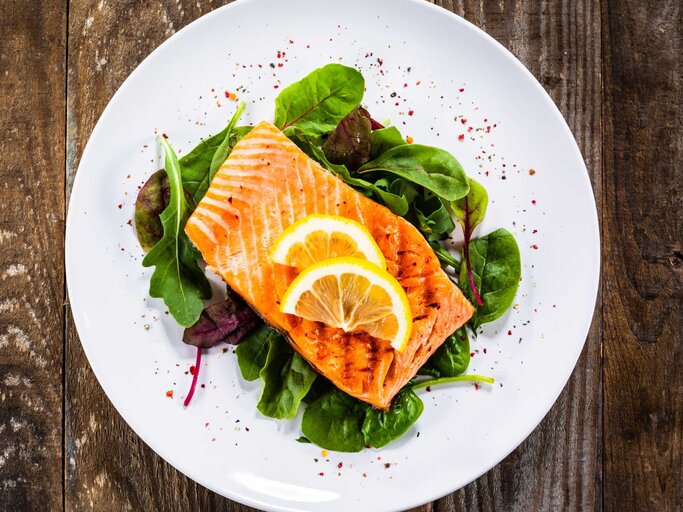 Lachs auf Feldsalat | © Getty Images/gbh007