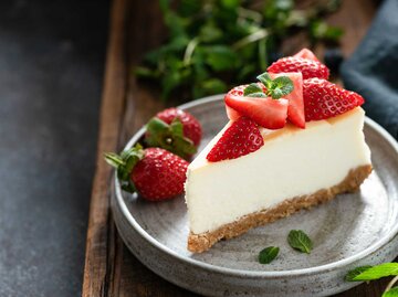 Ein Stück Erdbeertorte mit frischen Erdbeeren | © Arx0nt/Getty Images