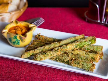 Frittierter Spargel mit Tempura und Dip | © Getty Images/Al Gonzalez