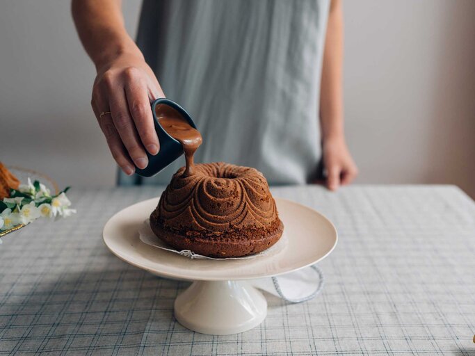 Ein Schokoladengugelhupf auf einem Kuchenständer | © Getty Images/FreshSplash