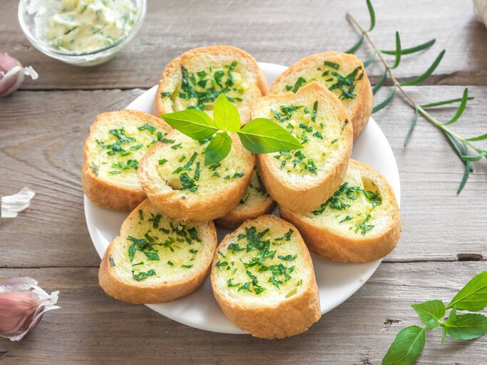 Baguette mit Käse und Spinat | © Getty Images/Mizina