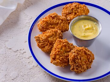 Eine Schüssel vegetarische Nuggets mit Soße | © Getty Images/Kyrylo Baranovskyi