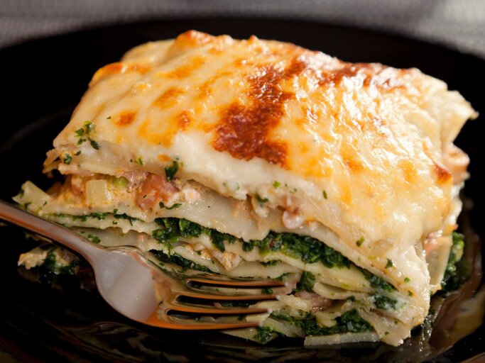 Spinat-Lachs-Lasagne | © Getty Images/ivanmateev