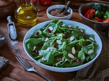 Spinatsalat | © Getty Images/Helen Camacaro