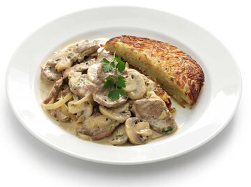 Zürcher Geschnetzeltes mit Rösti | © Getty Images/bonchan
