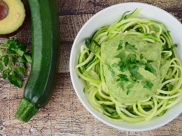 Eine Schüssel Zoodles mit Avocado | © Getty Images/AmalliaEka