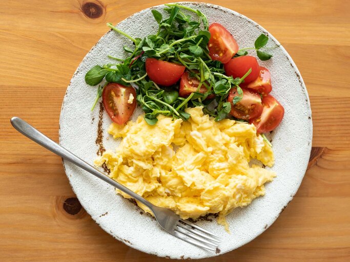 Ein Teller mit Rührei und Ruccola | © Getty Images/Arx0nt