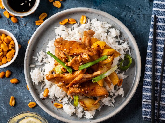 Schnell, einfach und so lecker: Hähnchen in cremiger Erdnusssauce mit ...