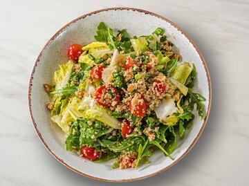 Bunter Quinoa Salat | © Getty Images/BURCU ATALAY TANKUT