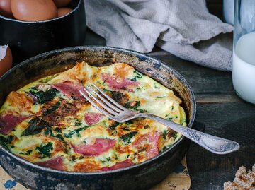 Eine gusseiserne Pfanne mit Frittata  | © Getty Images/Sokorevaphoto