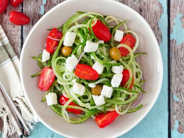 Gurkenpasta mit Feta und Tomaten | © Getty Images/jenifoto