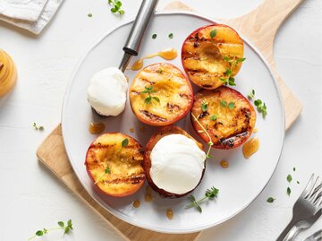 Gegrillte Pfirische mit Vanilleeis | © Getty Images/Mizina