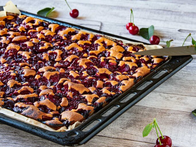 Ein Kirschkuchen vom Blech | © Getty Images/Angelika Heine