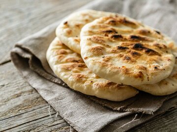 Traditionelles Pita-Brot auf rustikalem Holzhintergrund | © Getty Images/a_namenko