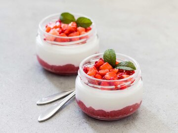 Panna Cotta mit Erdbeeren | © Getty Images/Aksana Ban