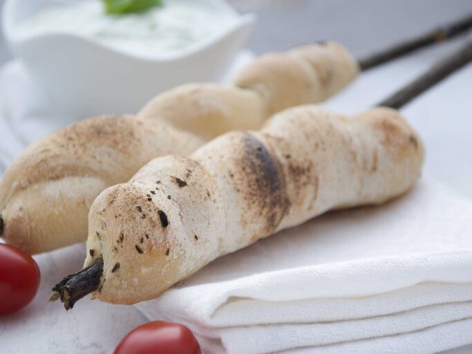 Nachtisch und Grillspaß in einem: Rezept für süßes Stockbrot