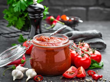 Was keinesfalls beim Grillen fehlen darf: Dips, Brot und leckere Kräuterbutter! | © Getty Images/Valeriu Dragomir / 500px