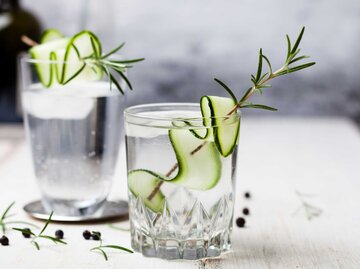 Ein Glas Gin Tonic mit Gurkenscheibe | © Getty Images/Westend61