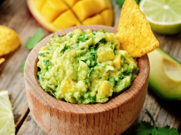 Mango Guacamole Dip | © Getty Images/nata_vkusidey