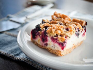 Ein Stück Schmand-Streusel-Kuchen auf einem Teller. Seitlich fotografiert. | © Getty Images/thepiwko