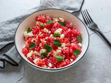 Eine Schüssel mit Wassermelonenstücken und Fetakäse | © Getty Images/lacaosa