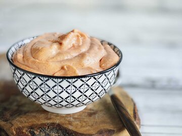 Close-up von einer schwarz-weißen Schüssel mit Cocktail-Sauce | © Getty Images/StephanieFrey