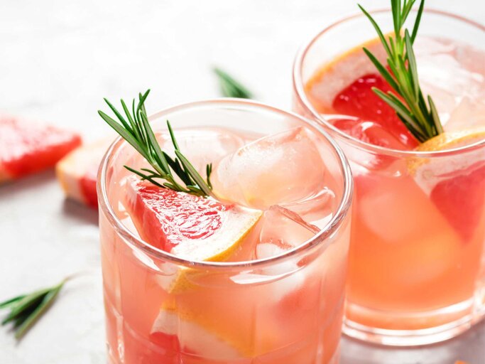 Grapefruit Cocktail | © Getty Images/Anna Kim