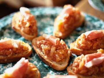 Melonen Crostini auf einem Tablett, Nahaufnahme | © Getty Images/Jean-Blaise Hall